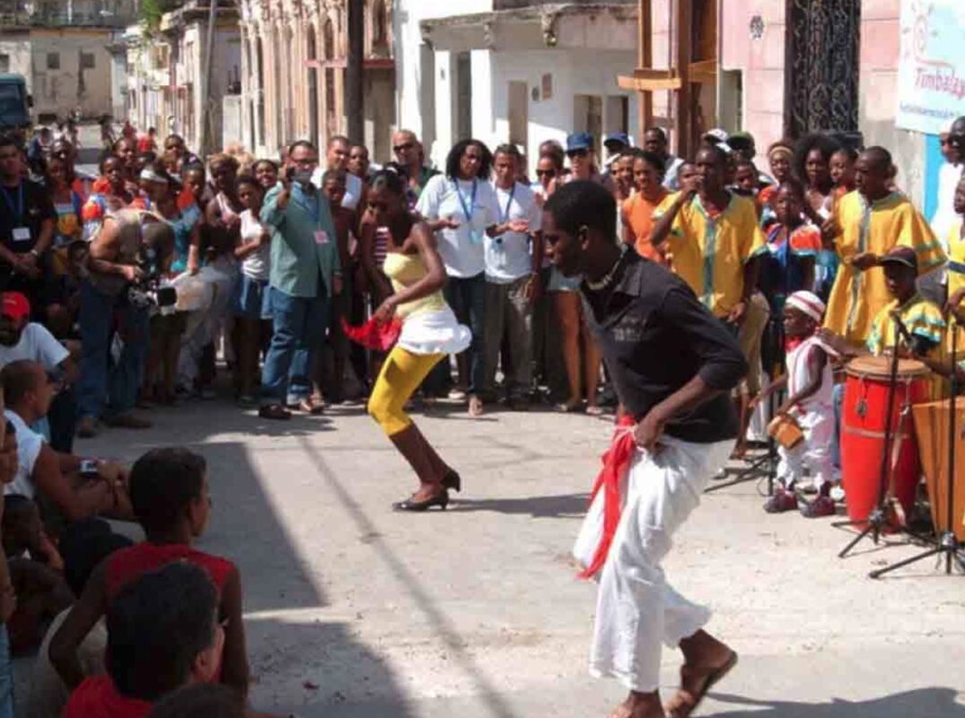 La rumba cubana, mezcla festiva de baile y música