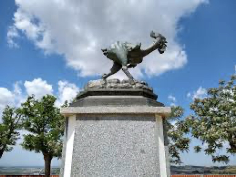 Este gallo desplumado simboliza el criterio de los moronenses sevillanos de que los guapos quedan sin plumas y cacareando. Está situado en el Paseo de la Peña. (Foto: Tomada de Turismo de la provincia de Sevilla)