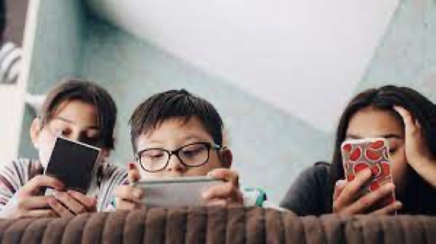 Niños con celulares en Latinoamérica ¿controlar o prohibir?